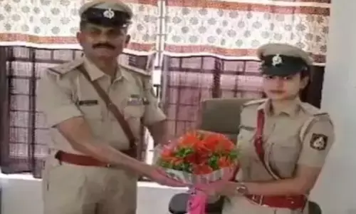 पिता के ऑफिस में ही बेटी बनकर पहुंची अफसर, पिता ने किया ऐसे वेलकम पिता के ऑफिस में ही बेटी बनकर पहुंची अफसर, पिता ने किया ऐसे वेलकम