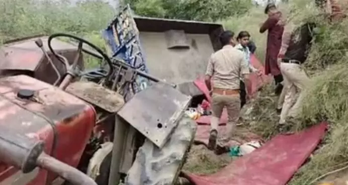 Agra Accident News: आगरा में ट्रैक्टर ट्रॉली नहर में गिरने से दो बच्चों सहित तीन की हुई मौत, 12 से अधिक हुए घायल