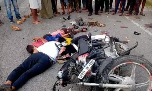 यूपी में सड़क दुर्घटना में एक ही परिवार के पांच लोगों की मौत