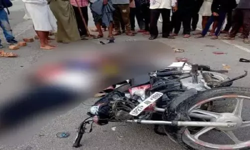 शाहजहांपुर में बड़ा हादसा : ट्रक ने बाइक सवार 5 लोगों को कुचला, सभी की मौत! शाहजहांपुर में बड़ा हादसा : ट्रक ने बाइक सवार 5 लोगों को कुचला, सभी की मौत!