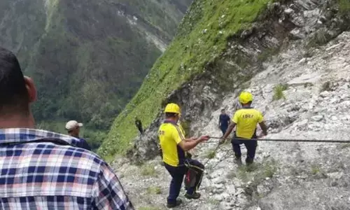 उत्तराखंड में कार खाई में गिरने से हुई 10 लोगों की मौत उत्तराखंड में कार खाई में गिरने से हुई 10 लोगों की मौत