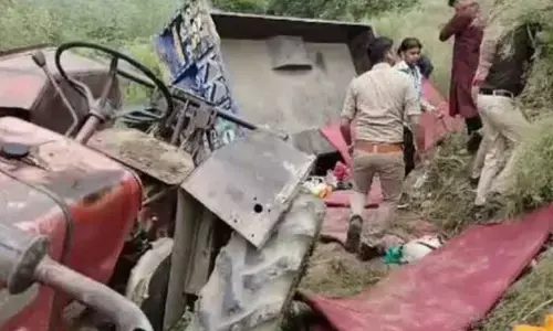 आगरा में ट्रैक्टर ट्रॉली नहर में गिरी, मचा हाहाकार दो बच्चों समेत तीन की मौत