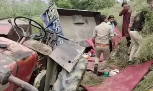Agra Accident News: आगरा में ट्रैक्टर ट्रॉली नहर में गिरने से दो बच्चों सहित तीन की हुई मौत, 12 से अधिक हुए घायल