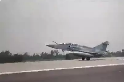 पूर्वांचल एक्सप्रेस-वे पर लड़ाकू विमानों ने दिखाई वायुसेना की ताकत, सुखोई-जगुआर और मिराज ने किया टच डाउन
