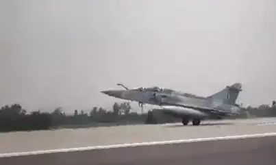 पूर्वांचल एक्सप्रेस-वे पर लड़ाकू विमानों ने दिखाई वायुसेना की ताकत, सुखोई-जगुआर और मिराज ने किया टच डाउन पूर्वांचल एक्सप्रेस-वे पर लड़ाकू विमानों ने दिखाई वायुसेना की ताकत, सुखोई-जगुआर और मिराज ने किया टच डाउन