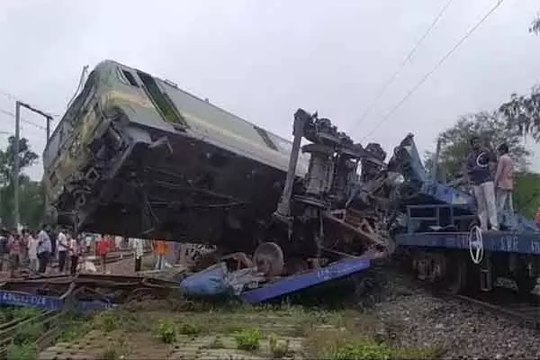 पश्चिम बंगाल के बांकुड़ा में रेल हादसा : एक मालगाड़ी ने दूसरी को पीछे से मारी टक्कर, 12 डिब्बे पटरी से उतरे