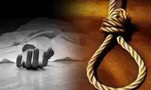 अयोध्या में युवती का डाल पर फंदे से लटकता मिला शव, आत्महत्या को उकसाने का आरोप अयोध्या में युवती का डाल पर फंदे से लटकता मिला शव, आत्महत्या को उकसाने का आरोप