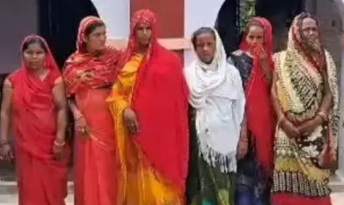 बस्ती में ठगी करने वाली 6 शातिर महिलाएं गिरफ्तार, हाथ की उंगली दबाकर वश में कर लेती थी बस्ती में ठगी करने वाली 6 शातिर महिलाएं गिरफ्तार, हाथ की उंगली दबाकर वश में कर लेती थी