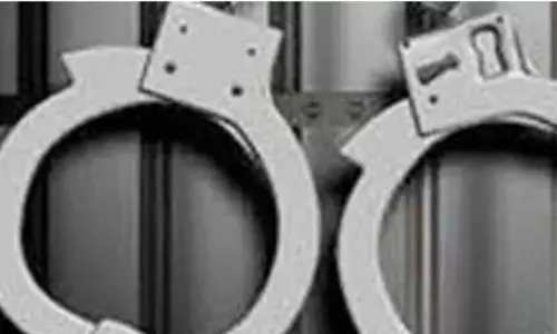 दिल्ली में शख्स ने पहले छीनी महिला की बाली और फिर पकड़े जाने के डर से निगल गया