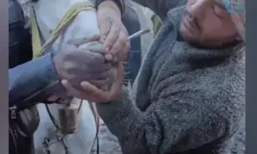 केदारनाथ में घोड़े को जबरदस्ती धूम्रपान कराने पर पुलिस ने लिया एक्शन, मामला हुआ दर्ज, वीडियो हो रहा है वायरल केदारनाथ में घोड़े को जबरदस्ती धूम्रपान कराने पर पुलिस ने लिया एक्शन, मामला हुआ दर्ज, वीडियो हो रहा है वायरल