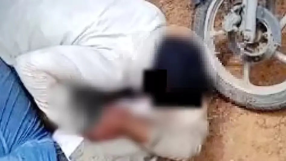 पत्नी के साथ अवैध संबंध के चलते दोस्त का गला काटा फिर पिया खून..! घटना का वीडियो भी कर दिया वायरल पत्नी के साथ अवैध संबंध के चलते दोस्त का गला काटा फिर पिया खून..! घटना का वीडियो भी कर दिया वायरल