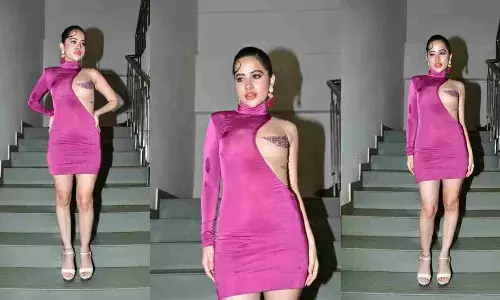 Urfi Javed New Bold Look: बस एक तरफ से बदन को ढककर कैमरों के सामने आ गईं उर्फी! Urfi Javed New Bold Look: बस एक तरफ से बदन को ढककर कैमरों के सामने आ गईं उर्फी!