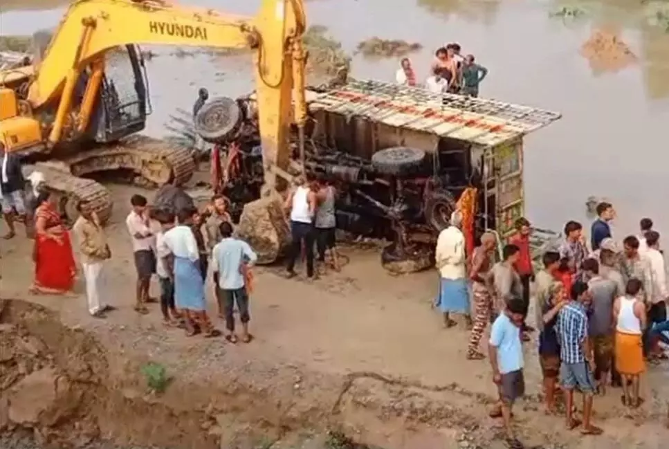 मध्य प्रदेश में बड़ा हादसा, दतिया में नदी में ट्रक गिरने से 12 लोगों की मौत; खत्म हुआ परिवार, चारों तरफ कोहराम!! मध्य प्रदेश में बड़ा हादसा, दतिया में नदी में ट्रक गिरने से 12 लोगों की मौत; खत्म हुआ परिवार, चारों तरफ कोहराम!!