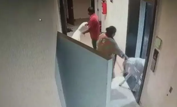 बकरीद से पहले मुंबई का एक शख्स घर लाया बकरे, सोसाइटी निवासियों ने शुरू किया हनुमान चालीसा का जाप बकरीद से पहले मुंबई का एक शख्स घर लाया बकरे, सोसाइटी निवासियों ने शुरू किया हनुमान चालीसा का जाप