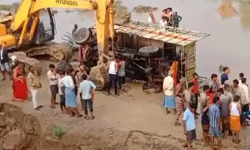 मध्य प्रदेश में बड़ा हादसा, दतिया में नदी में ट्रक गिरने से 12 लोगों की मौत; खत्म हुआ परिवार, चारों तरफ कोहराम!! मध्य प्रदेश में बड़ा हादसा, दतिया में नदी में ट्रक गिरने से 12 लोगों की मौत; खत्म हुआ परिवार, चारों तरफ कोहराम!!