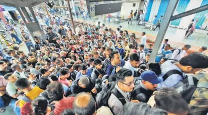 ट्रेनों की देरी और ट्रैफिक जाम से रही शहर की रफ्तार धीमी ट्रेनों की देरी और ट्रैफिक जाम से रही शहर की रफ्तार धीमी