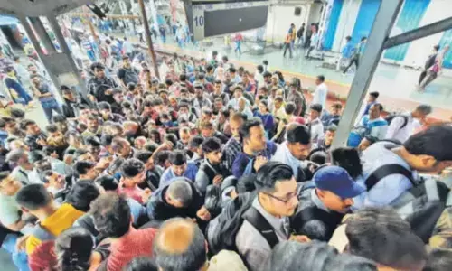 ट्रेनों की देरी और ट्रैफिक जाम से रही शहर की रफ्तार धीमी