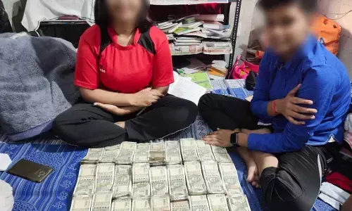 उन्नाव में नोटों का बिस्तर: बेड पर 500 के नोटों की गड्डियों के साथ थानेदार के बच्चों की फोटो वायरल उन्नाव में नोटों का बिस्तर: बेड पर 500 के नोटों की गड्डियों के साथ थानेदार के बच्चों की फोटो वायरल