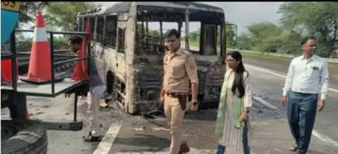 नोएडा: 15 यात्रियों से भरी यूपी रोडवेज की बस में यमुना एक्सप्रेसवे पर लगी आग नोएडा: 15 यात्रियों से भरी यूपी रोडवेज की बस में यमुना एक्सप्रेसवे पर लगी आग