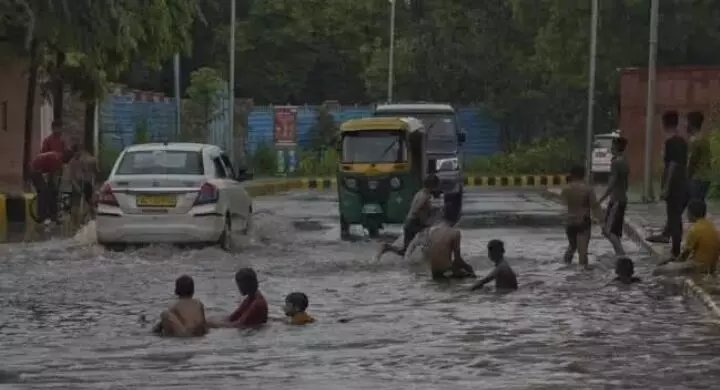 दिल्ली: बारिश के पानी से भरी खाई में गिरा ऑटोरिक्शा ड्राइवर, डूबकर हुई मौत