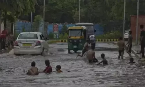 दिल्ली: बारिश के पानी से भरी खाई में गिरा ऑटोरिक्शा ड्राइवर, डूबकर हुई मौत दिल्ली: बारिश के पानी से भरी खाई में गिरा ऑटोरिक्शा ड्राइवर, डूबकर हुई मौत
