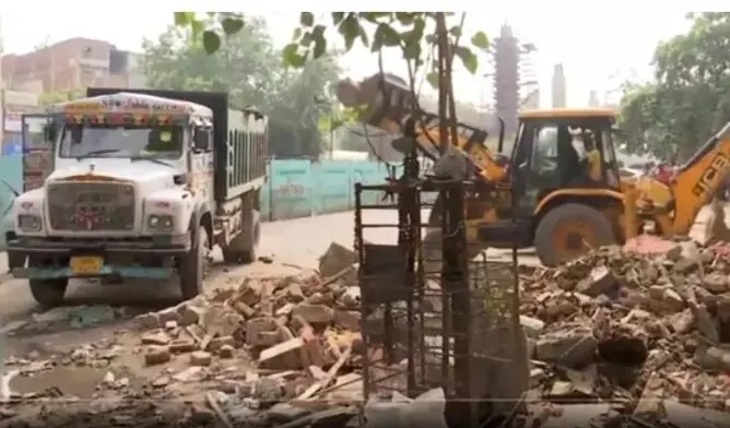 दिल्ली PWD ने भजनपुरा में मंदिर और मजार को तोड़ा दिल्ली PWD ने भजनपुरा में मंदिर और मजार को तोड़ा