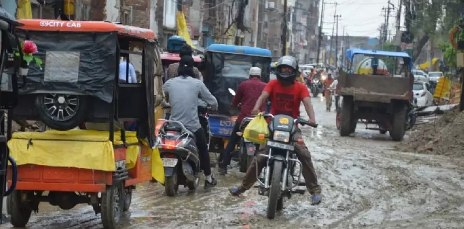 सोमवार से खुलेंगे स्कूल, लोग बोले- जिम्मेदार इतना बता दें बच्चे कैसे जाएं स्कूल?