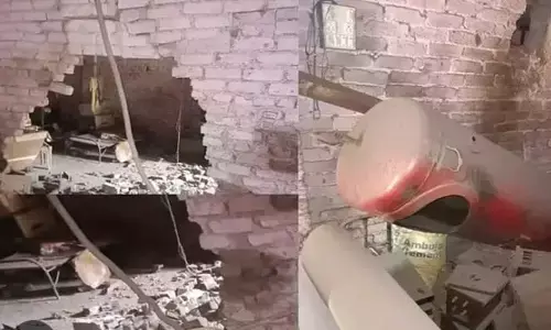 दिल्ली में प्लास्टिक मोल्डिंग फैक्ट्री मे कंप्रेसर फटने से 2 लोगों की हो गई मौत दिल्ली में प्लास्टिक मोल्डिंग फैक्ट्री मे कंप्रेसर फटने से 2 लोगों की हो गई मौत