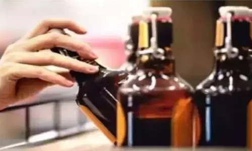 दिल्ली मेट्रो में शराब की बोतल लेकर यूपी में उतरने वाले लोगों को होगी सजा जाने क्या है वजह? दिल्ली मेट्रो में शराब की बोतल लेकर यूपी में उतरने वाले लोगों को होगी सजा जाने क्या है वजह?