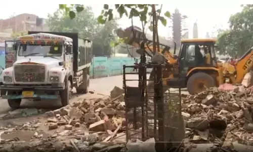 दिल्ली PWD ने भजनपुरा में मंदिर और मजार को तोड़ा