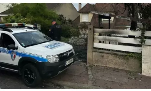 फ्रांस दंगाइयों ने उपनगर मे मेयर के घर पर किया हमला, पत्नी और बच्चे हो गए घायल फ्रांस दंगाइयों ने उपनगर मे मेयर के घर पर किया हमला, पत्नी और बच्चे हो गए घायल