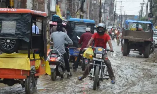 सोमवार से खुलेंगे स्कूल, लोग बोले- जिम्मेदार इतना बता दें बच्चे कैसे जाएं स्कूल? सोमवार से खुलेंगे स्कूल, लोग बोले- जिम्मेदार इतना बता दें बच्चे कैसे जाएं स्कूल?