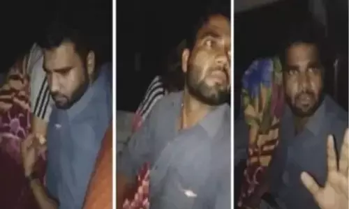 वीडियो देखें : चलती बस में महिला के साथ कंडक्टर कर रहा था अश्लील काम , वीडियो हुआ वायरल, नौकरी से बर्खास्त