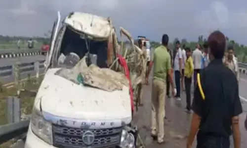 पूर्वांचल एक्सप्रेस-वे पर डिवाइडर से टकराई सफारी पलटी पूर्वांचल एक्सप्रेस-वे पर डिवाइडर से टकराई सफारी पलटी