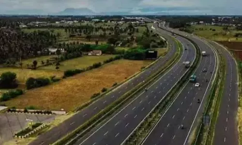 महाराष्ट्र के अहमदनगर में समृद्धि एक्सप्रेसवे पर कार दुर्घटना में 3 की मौत महाराष्ट्र के अहमदनगर में समृद्धि एक्सप्रेसवे पर कार दुर्घटना में 3 की मौत