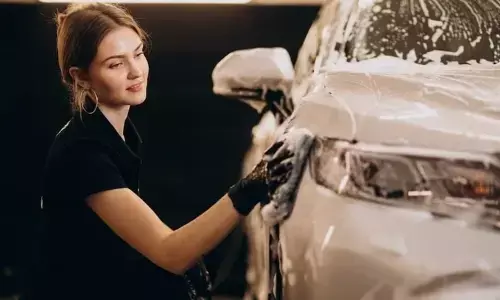 हजारों रुपये बचाएं: इन आसान टिप्स से घर पर ही हटाएं कार के स्क्रैच हजारों रुपये बचाएं: इन आसान टिप्स से घर पर ही हटाएं कार के स्क्रैच