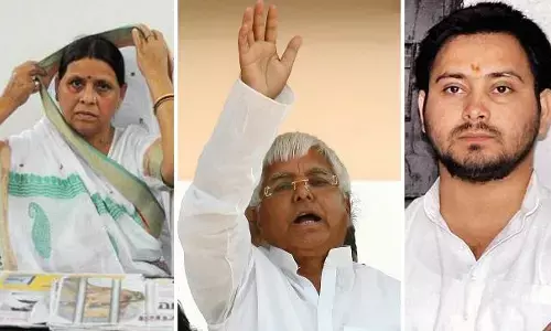 मुश्किल में लालू परिवार! नौकरी के बदले जमीन घोटाला: CBI ने दायर की चार्जशीट, तेजस्वी समेत अन्य को बनाया आरोपी मुश्किल में लालू परिवार! नौकरी के बदले जमीन घोटाला: CBI ने दायर की चार्जशीट, तेजस्वी समेत अन्य को बनाया आरोपी