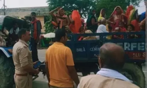 यूपी के मथुरा में ट्रैक्टर-ट्रॉली और कार की टक्कर में 4 तीर्थयात्रियों की मौत, 16 घायल यूपी के मथुरा में ट्रैक्टर-ट्रॉली और कार की टक्कर में 4 तीर्थयात्रियों की मौत, 16 घायल
