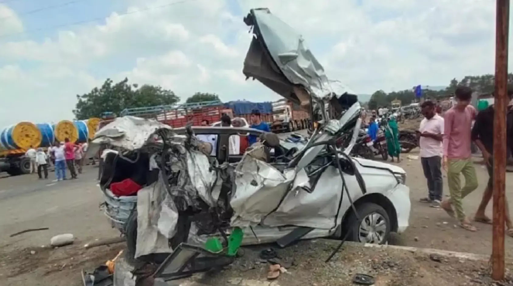 महाराष्ट्र में बड़ा सड़क हादसा : होटल में घुसा कंटेनर, कई को कुचला 10 की मौत महाराष्ट्र में बड़ा सड़क हादसा : होटल में घुसा कंटेनर, कई को कुचला 10 की मौत