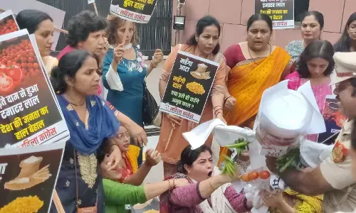 दाल, आटा, तेल, दूध, टमाटर, मिर्ची, अदरक, मसाले सबके दाम आसमान छू रहे हैं, सरकार खामोश क्यों?