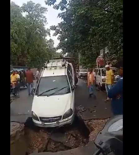 लखनऊ में बारिश से धंसी सड़क, टला बड़ा हादसा - लगा भीषण जाम लखनऊ में बारिश से धंसी सड़क, टला बड़ा हादसा - लगा भीषण जाम