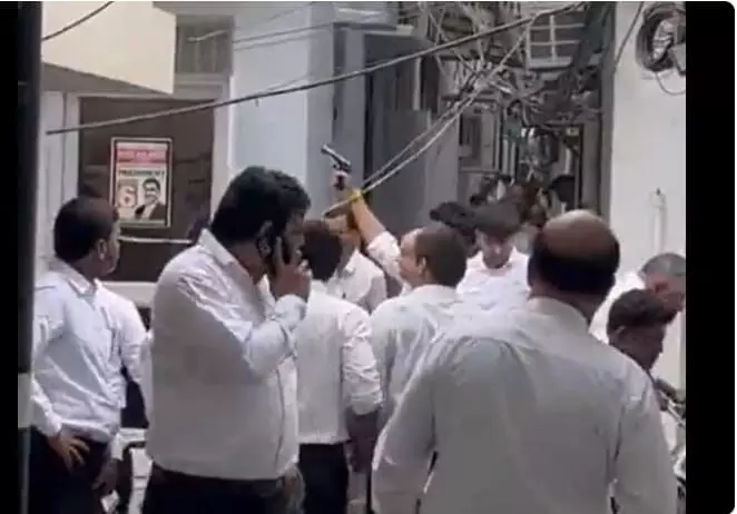 वकीलों के बीच झड़प के बाद तीस हजारी कोर्ट में गोलीबारी,चौंकाने वाला वीडियो सामने आया वकीलों के बीच झड़प के बाद तीस हजारी कोर्ट में गोलीबारी,चौंकाने वाला वीडियो सामने आया