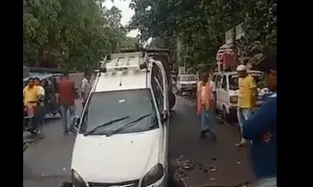 लखनऊ में बारिश से धंसी सड़क, टला बड़ा हादसा - लगा भीषण जाम लखनऊ में बारिश से धंसी सड़क, टला बड़ा हादसा - लगा भीषण जाम