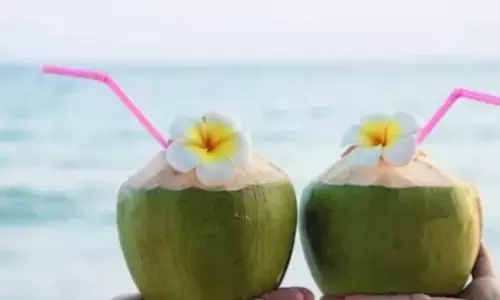 नारियल पानी के साइड इफेक्ट्स: 5 कारण जिनकी वजह से गर्मियों में यह ताज़गी देने वाला पेय पैदा कर सकता है समस्या