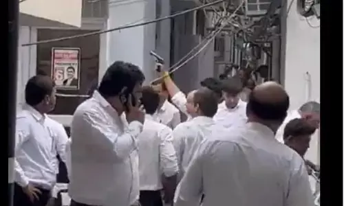 वकीलों के बीच झड़प के बाद तीस हजारी कोर्ट में गोलीबारी,चौंकाने वाला वीडियो सामने आया वकीलों के बीच झड़प के बाद तीस हजारी कोर्ट में गोलीबारी,चौंकाने वाला वीडियो सामने आया