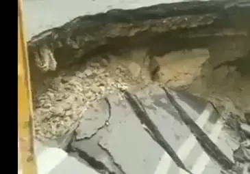 दिल्ली के जनकपुरी में सड़क का बड़ा हिस्सा धंसा दिल्ली के जनकपुरी में सड़क का बड़ा हिस्सा धंसा