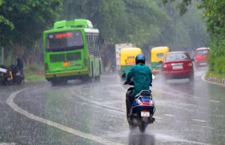 भारी बारिश से तरबतर हुआ दिल्ली-एनसीआर, मौसम हुआ सुहावना भारी बारिश से तरबतर हुआ दिल्ली-एनसीआर, मौसम हुआ सुहावना