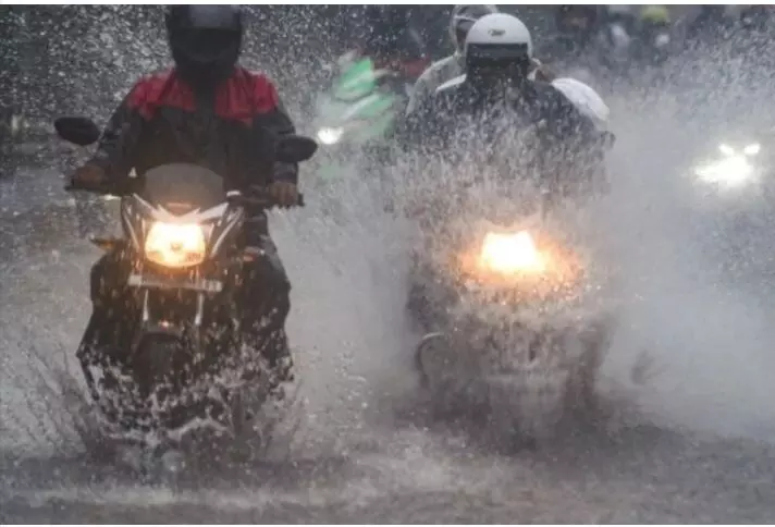 बरसात के मौसम के लिए बाइक टिप्स: इन उपायों से अपनी बाइक को रखें सुरक्षित बरसात के मौसम के लिए बाइक टिप्स: इन उपायों से अपनी बाइक को रखें सुरक्षित