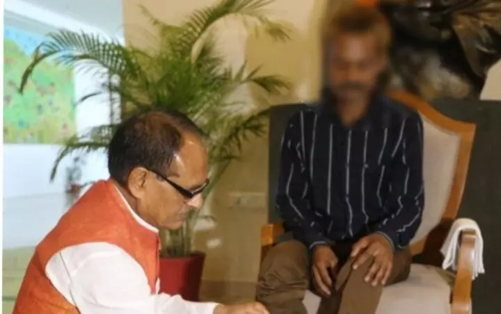 एमपी पेशाब मामला: सीएम शिवराज सिंह चौहान ने आदिवासी पीड़िता के धोए पैर एमपी पेशाब मामला: सीएम शिवराज सिंह चौहान ने आदिवासी पीड़िता के धोए पैर