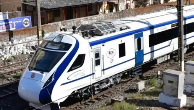 अब रेलवे वंदे भारत ट्रेन का किराया करेगा कम, कम दूरी वाले रूटों पर लेगा इतना फेयर अब रेलवे वंदे भारत ट्रेन का किराया करेगा कम, कम दूरी वाले रूटों पर लेगा इतना फेयर